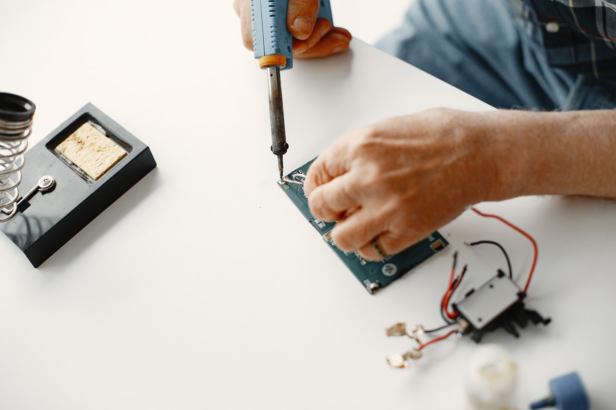male-tech-repairs-electronic-equipment-at-home-2021-09-02-03-56-03-utc.jpg